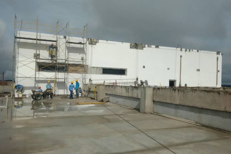 A obra de construção do Hospital Regional Público do Tapajós, em Itaituba, está com 100% de estrutura concluída nos seis pavimentos, projeto de iniciativa do Governo do Estado e coordenação da Secretaria de Estado de Desenvolvimento Urbano e Obras Públicas – Sedop.
FOTO: ASCOM SEDOP
DATA: 21.05.2018
ITAITUBA - PARÁ <div class='credito_fotos'>Foto: Ascom Sedop | <a href='/midias/2018/originais/6f56f6ee-7fde-4e85-b6fa-0af05fde9c41.jpg' download><i class='fa-solid fa-download'></i> Download</a></div>