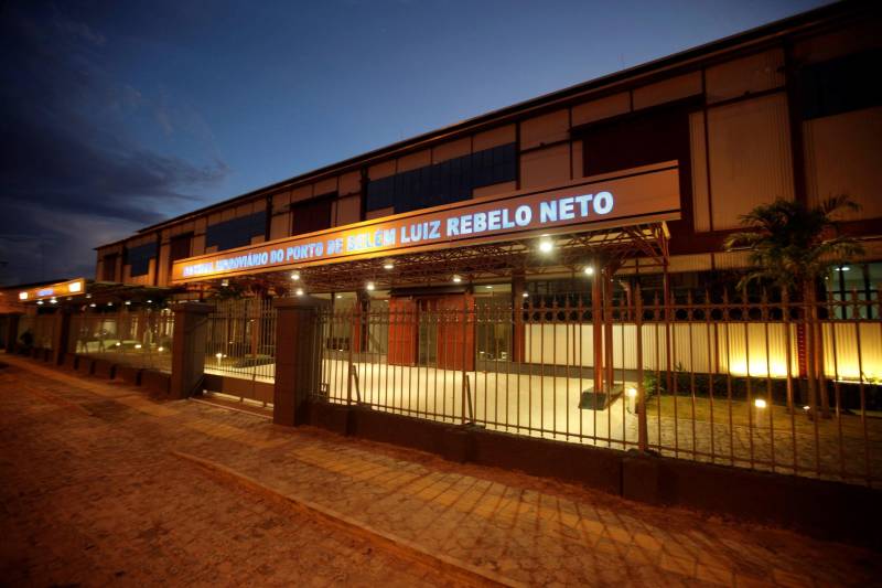 Quem utiliza o Terminal Hidroviário do Porto de Belém ?Luiz Rebelo Neto?, seja para chegar ou sair da capital paraense por meio dos rios, há quatro anos sente uma grande diferença ao comparar o local com os demais portos existentes na cidade.

FOTO: THIAGO ARAÚJO / ARQUIVO AG. PARÁ
DATA: 19.05.2014
BELÉM - PARÁ <div class='credito_fotos'>Foto: Thiago Araújo/Ag. Pará   |   <a href='/midias/2018/originais/6f577d32-574d-42b5-bbe5-ecf4c03821c0.jpg' download><i class='fa-solid fa-download'></i> Download</a></div>