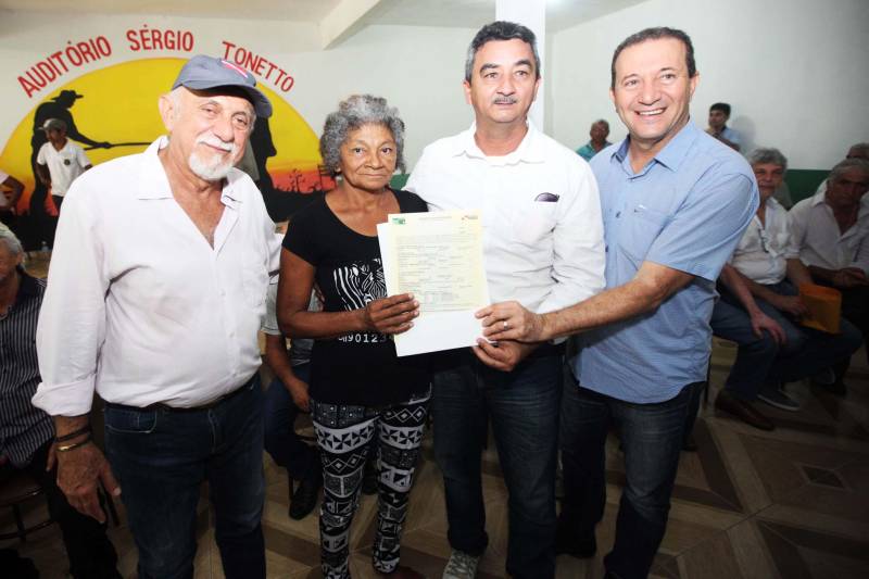 O governo do Pará dá seguimento às ações de reconhecimento de propriedade de terras em todas as regiões do Estado com a entrega, na manhã desta sexta-feira (16), de 124 títulos para pequenos produtores rurais do município de Bujaru, no nordeste paraense. A cerimônia, realizada no Sindicato de Produtores Rurais do município, foi conduzida pelo governador Simão Jatene e contou com a presença de secretários de Estado, parlamentares, prefeitos e autoridades da região. Os documentos expedidos pelo Instituto de Terras do Pará (Iterpa) vão atender famílias que residem em 15 comunidades do município, entre elas a Jutai, Igarapezinho, Jabatiteua, Guajará-Miri, Guajará-Açu, Ramal do Puxador, Ramal do Caiti, Santa Maria, São Luiz, Cajuíra, entre outras localizadas ao longo da Rodovia PA-140, totalizando mais de 6 mil hectares de áreas tituladas.
FOTO: THIAGO GOMES / AG PARÁ
DATA: 16.02.2018
BUJARÚ - PARÁ <div class='credito_fotos'>Foto: Thiago Gomes /Ag. Pará | <a href='/midias/2018/originais/6f583bd1-6784-44bd-8198-5ba192e4eca3.jpg' download><i class='fa-solid fa-download'></i> Download</a></div>