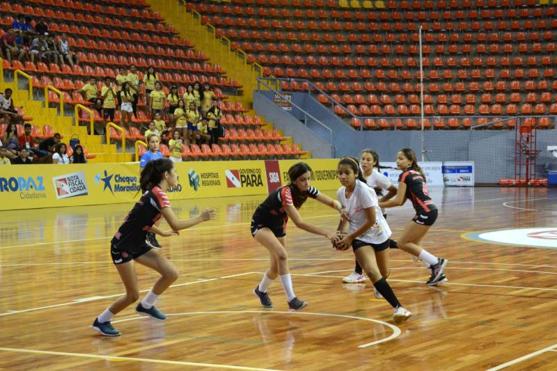 Em sua 60ª edição, os Jogos Estudantis Paraenses (JEPs) definiu a equipes que vão representar o Estado do Pará na etapa nacional, em Manaus (AM), de 19 a 23 de setembro. Das partidas realizadas neste sábado (23), pela etapa estadual, na Arena Guilerme Paraense - o Mangueirinho, foram premiados quatro times das modalidades de Basquete, Volei, Handebol e Futsal, na categoria "A" (de 12 a 14 anos).
FOTO: FERNANDO NOBRE / ASCOM SEDUC
DATA: 23.06.2018
BELÉM - PARÁ <div class='credito_fotos'>Foto: FERNANDO NOBRE/ASCOM SEDUC | <a href='/midias/2018/originais/6f589e85-3200-40de-a941-452a9f56fc27.jpg' download><i class='fa-solid fa-download'></i> Download</a></div>