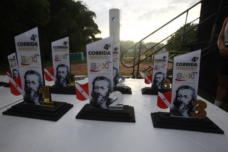 O recém-inaugurado Parque Estadual do Utinga foi o local escolhido para a 4ª edição da Corrida Tiradentes, promovida pela Polícia Militar na manhã deste domingo, 22. No ano em que celebra 200 anos de criação, a PM contou com mais de 750 competidores na prova que iniciou às 6 horas da manhã com um percurso total de 8 Km. Em apenas 4 anos de existência, a Corrida Tiradentes já ganhou a simpatia de muitos atletas profissionais e amadores. Eduardo Costa, de 26 anos é um deles. O competidor alcançou o 1º lugar geral da corrida com menos de 30 minutos de prova e conta que não esperava um resultado tão positivo.
FOTO: CARLOS SODRÉ / AG. PARÁ
DATA: 22.04.2018
BELÉM - PARÁ <div class='credito_fotos'>Foto: Carlos Sodré/Agência Pará | <a href='/midias/2018/originais/6f75b97e-db45-4214-9db4-cae876813f0b.jpg' download><i class='fa-solid fa-download'></i> Download</a></div>