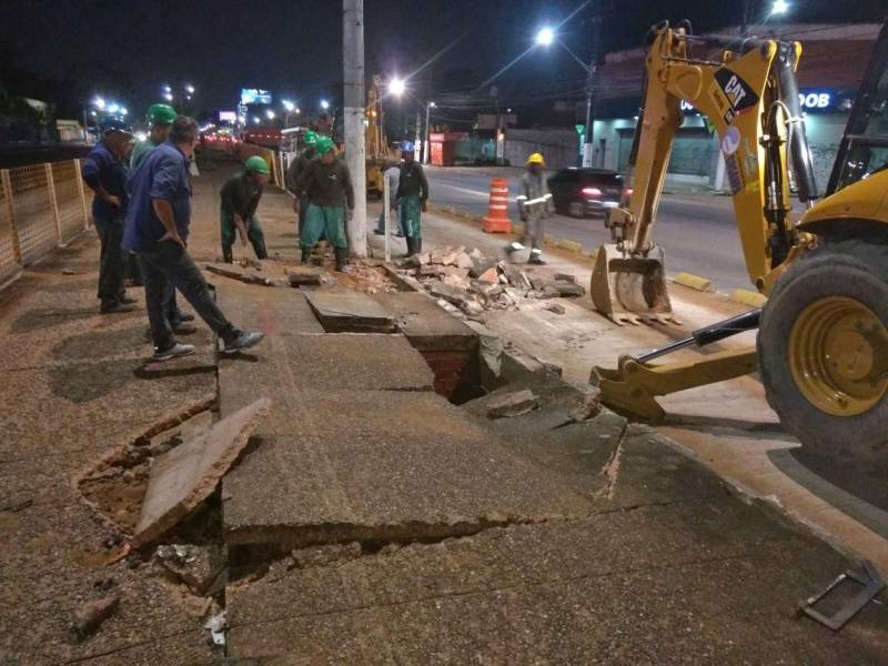 Engenheiros e técnicos da Companhia de Saneamento do Pará (Cosanpa) formaram uma força-tarefa, na noite de quinta-feira, 22, para iniciar os trabalhos de reparo da adutora localizada na Avenida Almirante Barroso, em Belém, que rompeu no início da noite e obrigou a suspensão do abastecimento de água em alguns bairros da região central da cidade. Logo que foi registrado o vazamento de água, o centro de operações da Cosanpa foi acionado e desligou o setor de abastecimento para que cessasse o desperdício de água, que estava alagando parte das pistas da Almirante Barroso entre a avenida Júlio César e travessa Doutor Freitas.
FOTO: ASCOM / COSANPA
DATA: 23.03.2018
BELÉM - PARÁ
<div class='credito_fotos'>Foto: Ascom Cosanpa | <a href='/midias/2018/originais/6f800775-19fb-49c9-aa15-57f660e3a9a6.jpg' download><i class='fa-solid fa-download'></i> Download</a></div>