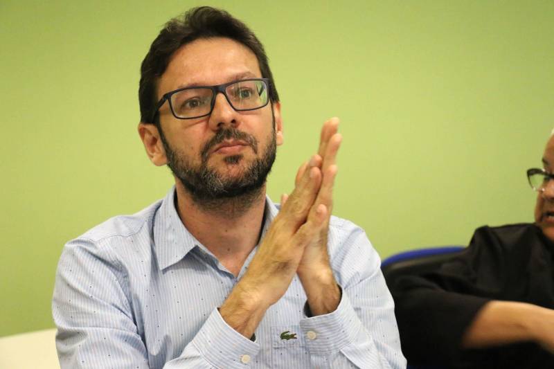 “O diagnóstico precoce, de tumores pequenos, milimétricos, aumenta de maneira considerável a possibilidade de o paciente ficar curado do câncer”, afirmou o oncologista Sâmio Ferreira (foto), auditor do Iasep.
FOTO: ETTIENE ANGELIM / ASCOM IASEP
DATA: 15.05.2018
BELÉM - PARÁ <div class='credito_fotos'>Foto: ETTIENE ANGELIM / ASCOM IASEP | <a href='/midias/2018/originais/6f80954d-bc02-44af-8954-9d84b963ed85.jpg' download><i class='fa-solid fa-download'></i> Download</a></div>