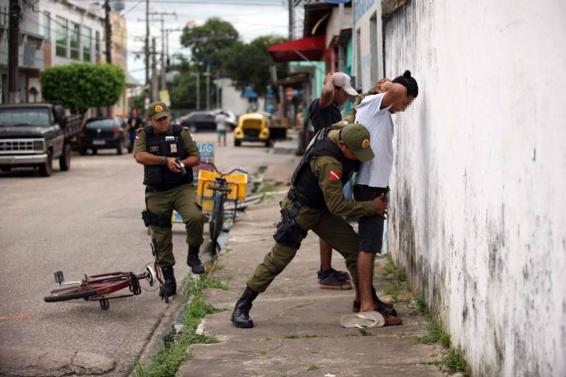 A Polícia Militar do Estado iniciou nesta segunda-feira, 30, a operação Sáfara 3, de combate à criminalidade na Grande Belém. Duas áreas de grande incidência criminal Guamá e Tapanã, foram priorizadas nesse primeiro dia de operação. A partir do bairro do Guamá, os policiais percorreram áreas dos bairros da Terra Firme e Jurunas. A partir do Tapanã, foram atendidas áreas da Pratinha, Bengui e Parque Verde. A escolha dos locais teve por base ocorrências criminais monitoradas pela inteligência da Polícia Militar. Só nos bairros do Bengui e Cabanagem, no mês de abril, foram contabilizados onze homicídios.
FOTO: THIAGO GOMES / AG. PARÁ
DATA: 30.04.2018
BELÉM - PARÁ <div class='credito_fotos'>Foto: Thiago Gomes /Ag. Pará | <a href='/midias/2018/originais/6f854c10-fc20-4737-9324-78d3acfe2ac3.jpg' download><i class='fa-solid fa-download'></i> Download</a></div>