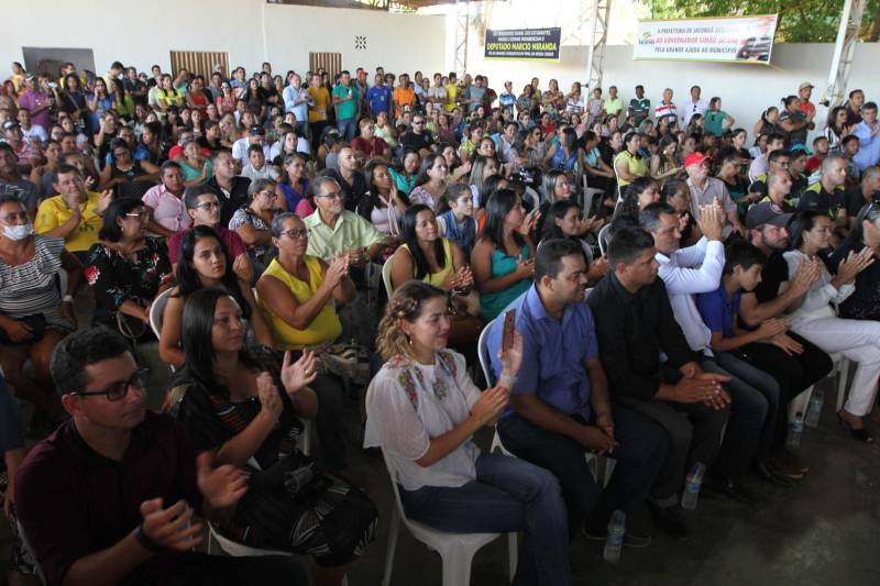 O município de Jacundá, no sudeste paraense, recebeu nesta sexta-feira (6) importantes investimentos em segurança e infraestrutura. O Governo do Estado repassou para o policiamento do município 5 viaturas e 2 veículos para o reforço das ações Departamento de Trânsito do Estado (Detran). Foi entregue ainda a ordem de serviço para a pavimentação asfáltica de cinco quilômetros de vias, na ordem de R$ 3 milhões. A cerimônia foi no salão paroquial da Igreja de Nossa Senhora do Perpetuo Socorro, conduzida pela secretária de Municípios Sustentáveis, Izabela Jatene, que representou o governador Simão Jatene, e contou com a participação de representantes de parlamentares, lideranças comunitárias, entre outras autoridades municipais.
FOTO: CRISTINO MARTINS / AG. PARÁ
DATA: 06.07.2018
JACUNDÁ - PARÁ <div class='credito_fotos'>Foto: Cristino Martins/Ag. Pará | <a href='/midias/2018/originais/6f877d4b-08b0-452e-83e4-454c30311795.jpg' download><i class='fa-solid fa-download'></i> Download</a></div>