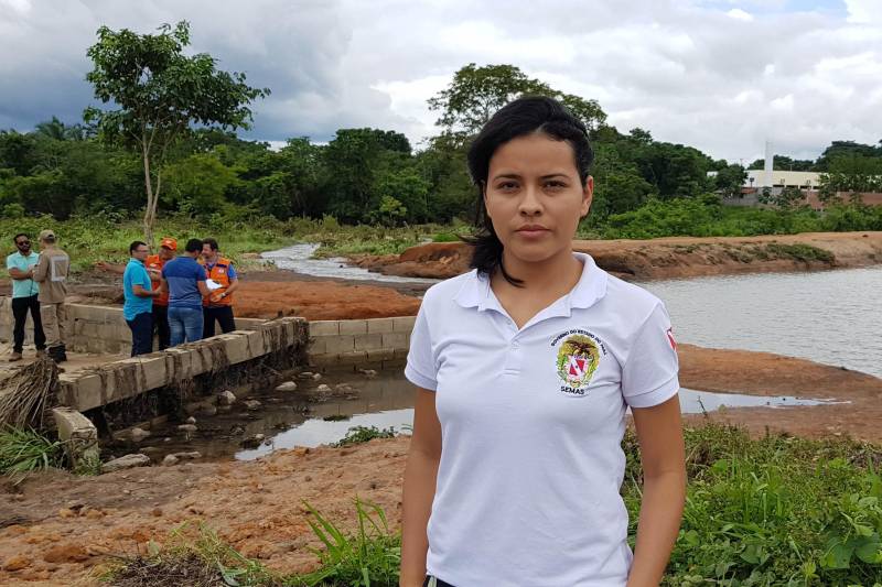 As três represas que se romperam devido à intensidade de chuvas no município de Redenção, no sul do Pará, foram vistoriadas por equipes da Defesa Civil Estadual e Municipal, Corpo de Bombeiros, Secretaria de Estado de Meio Ambiente e Sustentabilidade (Semas), Centro Regional de Governo do Sudeste do Pará e outros órgãos da Prefeitura local. Técnicos da Semas estão avaliando a situação para produzir um parecer técnico quanto à regularização das represas, explicou Gabriela Saraiva (foto), técnica em Gestão de Meio Ambiente da Secretaria em Redenção.

FOTO: ASCOM CRGSP
DATA: 28.11.2018
REDENÇÃO - PARÁ <div class='credito_fotos'>Foto: ASCOM CRGSP   |   <a href='/midias/2018/originais/6f89f1e5-2f5c-4d28-b4de-24f3522d1101.jpg' download><i class='fa-solid fa-download'></i> Download</a></div>