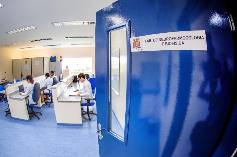 Laboratório de neurofarmacologia e biofísica do Bloco IV do Campus VIII da Uepa em Marabá.
FOTO: NAILANA THIELY /ASCOM UEPA
DATA: 06.04.18
BELÉM-PARÁ <div class='credito_fotos'>Foto: Nailana Thiely / Ascom Uepa | <a href='/midias/2018/originais/6f9770e6-9de4-4648-92e3-e7862cbae23f.jpg' download><i class='fa-solid fa-download'></i> Download</a></div>