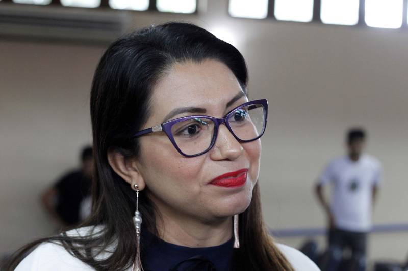  Patrícia Moraes (foto), coordenadora do projeto, explica como funciona: “Os internos, que são chamados de leitores, recebem um livro a cada 30 dias. Os leitores devem ler o livro e produzir uma redação sobre o tema. Essa redação é avaliada e o leitor precisa tirar pelo menos cinco pontos de um total de 10 para conseguir remir quatro dias de pena. Aos leitores do ensino fundamental é cobrado um relatório de leitura e os do ensino médio e superior devem produzir uma resenha, que é um pouco mais elaborada", garante.

FOTO: AKIRA ONUMA / ASCOM SUSIPE
DATA: 30.11.2018
BELÉM - PARÁ
 <div class='credito_fotos'>Foto: Akira Onuma / Ascom Susipe   |   <a href='/midias/2018/originais/6f9c6510-76dd-4a75-9e29-1f74655eb5e6.jpg' download><i class='fa-solid fa-download'></i> Download</a></div>