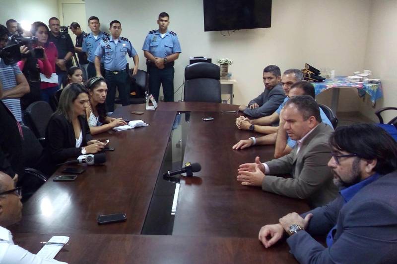 Dez dos 11 homicídios dolosos de policiais militares em 2018 já estão esclarecidos, alguns com autores presos ou identificados, e outros com autores mortos em confronto com policiais. A informação foi divulgada nesta quinta-feira (15), em entrevista coletiva na sede da Delegacia-Geral de Polícia Civil, em Belém. Rilmar Firmino (foto), delegado-geral de Policia Civil, e o coronel Hilton Benigno, comandante-geral da Polícia Militar do Pará.
FOTO: ASCOM POLÍCIA CIVIL
DATA: 15.03.2018
BELÉM - PARÁ <div class='credito_fotos'>Foto: Ascom Polícia Civil | <a href='/midias/2018/originais/6f9f58cd-5488-4838-bd54-a665b04db517.jpg' download><i class='fa-solid fa-download'></i> Download</a></div>