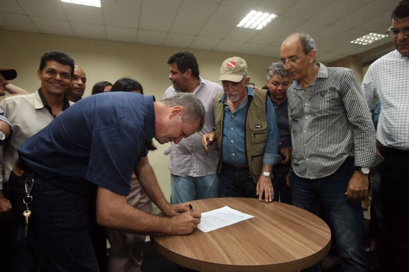 O Governador do Estado, Simão Jatene, também entregou para a região mais de 90 viaturas (foto) , 65 caminhonetes e 27 carros utilitários (pálios weekend), com destaque para duas da patrulha rural e uma para ronda escolar específica para Marabá. O Secretário de Estado de Segurança Pública, Luiz Fernandes, ressaltou que os veículos vão substituir a frota nas regiões sul e sudeste. “Surgiu uma demanda do policiamento rural, e já uma semana depois, por determinação do governador, já trouxemos as viaturas e já temos o policiamento disponível para fazer esse patrulhamento, que vai iniciar na região sudeste, mas se estenderá para a região sul e nordeste do estado. Hoje estamos substituindo toda a frota de veículos da região sul e sudeste, além disso o governador determinou onde tiver policiamento vai ter uma viatura, e já foi apresentado para a região os novos policiais que tomaram posse, nós não temos mais nenhum município sem delegado”, pontuou. Outras conquistas citada pelo Secretário da SEGUP foi o aumento do Núcleo de Apoio à Investigação e a criação de um conselho regional para acompanhar as ações de segurança pública. FOTO: SIDNEY OLIVEIRA / AG. PARÁ DATA: 06.04.2018 MARABÁ - PARÁ <div class='credito_fotos'>Foto: Sidney Oliveira/Ag. Pará | <a href='/midias/2018/originais/6fa0c22f-f041-468e-9150-b0f6235cf890.jpg' download><i class='fa-solid fa-download'></i> Download</a></div>