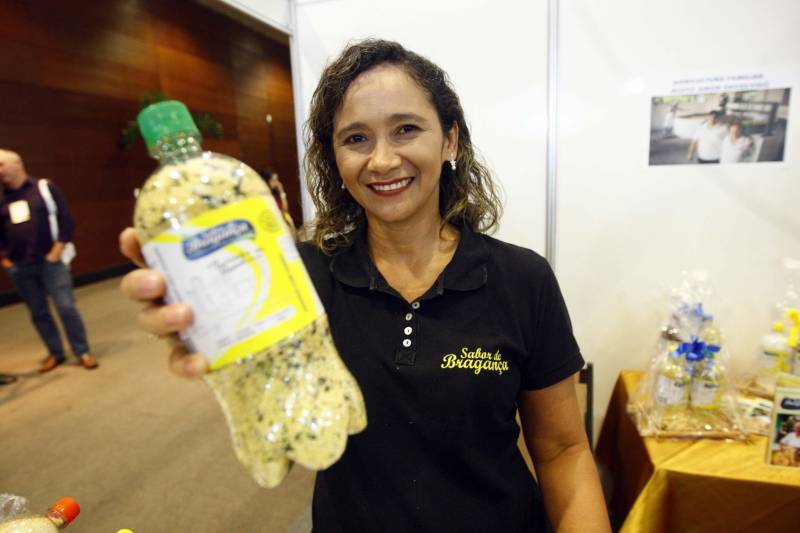 Autoridades, cientistas, empresários e produtores rurais participaram, na noite desta segunda-feira (12), no Hangar Convenções e Feiras da Amazônia, da abertura do XVII Congresso Brasileiro de Mandioca e do II Congresso Latino-Americano e Caribenho de Mandioca, os dois mais importantes eventos voltados à mandiocultura no Brasil e no continente, que ocorrem pela primeira vez no Pará. A produtora Gisane Rodrigues, 35 anos (foto), levou para o congresso as farinhas que ela e a família produzem em Bragança, no nordeste paraense.
FOTO: THIAGO GOMES / AG. PARÁ
DATA: 12.03.2018
BELÉM - PARÁ <div class='credito_fotos'>Foto: Thiago Gomes /Ag. Pará | <a href='/midias/2018/originais/6fa3b7ca-798c-40ec-9084-f707f55e696f.jpg' download><i class='fa-solid fa-download'></i> Download</a></div>