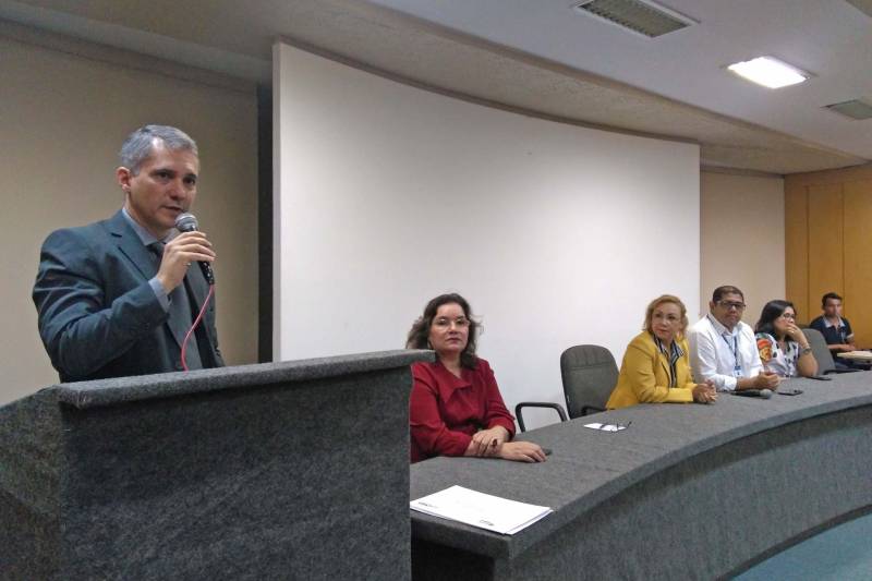 Sessenta e seis alunos da terceira e quarta turmas do curso Técnico em Secretaria Escolar foram certificados na manhã desta segunda-feira, em Belém. A formação foi oferecida pelo Governo do Estado, por meio do Instituto de Formação Profissional e Superior (Iseg) e da Escola de Governança Pública do Estado (EGPA). A cerimônia ocorreu no auditório da autarquia e contou com a presença da secretária de estado de administração, Alice Viana, que representou o governador Simão Jatene. Na foto, diretor geral da EGPA, Ruy Martini (e).
FOTO: ASCOM / EGPA
DATA: 26.03.2018
BELÉM - PARÁ <div class='credito_fotos'>Foto: ASCOM EGPA | <a href='/midias/2018/originais/6faf5dc9-3925-4652-8bb2-90eb8da41c18.jpg' download><i class='fa-solid fa-download'></i> Download</a></div>