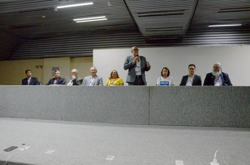 Mais de 100 profissionais de instituições de ensino, especialistas em esporte paralímpico e atletas, se reuniram na tarde desta quarta-feira (21), na abertura do I Seminário Regional Escolar Paralímpico - Norte II, realizado em Belém, na sede da Fundação Cultural do Pará. O segundo vice-presidente do Comitê Brasileiro Paralímpico, Ivaldo Brandão Vieira (foto), falou sobre a realização do seminário em Belém.
FOTO: RAI PONTES / ASCOM SEDUC
DATA: 21.03.2018
BELÉM - PARÁ <div class='credito_fotos'>Foto: Rai Pontes/Ascom Seduc | <a href='/midias/2018/originais/6faf8c64-cb79-442b-8e3e-3e3ad853e76c.jpg' download><i class='fa-solid fa-download'></i> Download</a></div>