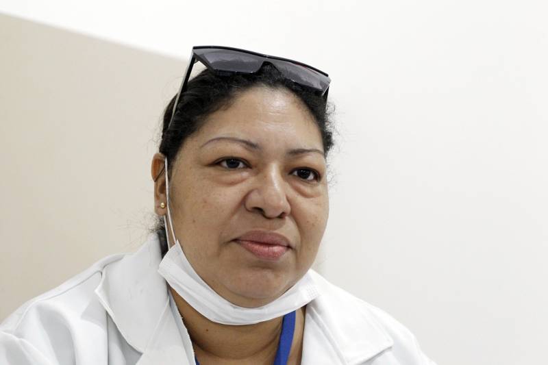 A Diretoria de Assistência Biopsicossocial da Superintendência do Sistema Penitenciário do Estado (Susipe) vem realizando um mutirão de atendimento médico e odontológico, vacinação e teste de HIV e sífilis nos presídios da Região Metropolitana de Belém (RMB), desde o mês de junho. Nesta quarta-feira (14), a ação ocorreu no Centro de Recuperação Penitenciário do Pará III (CRPP III), localizado no Complexo de Santa Izabel, na Região Metropolitana de Belém. Foram três dias de atendimento, que beneficiaram mais de 100 presos. Na foto, a psicóloga Antonieta Faro.
FOTO: AKIRA ONUMA/ASCOM SUSIPE
DATA: 15.11.2018
BELÉM - PARÁ <div class='credito_fotos'>Foto: Akira Onuma / Ascom Susipe | <a href='/midias/2018/originais/6fb93510-78d9-4d96-9bc6-b1ffb8313fc2.jpg' download><i class='fa-solid fa-download'></i> Download</a></div>