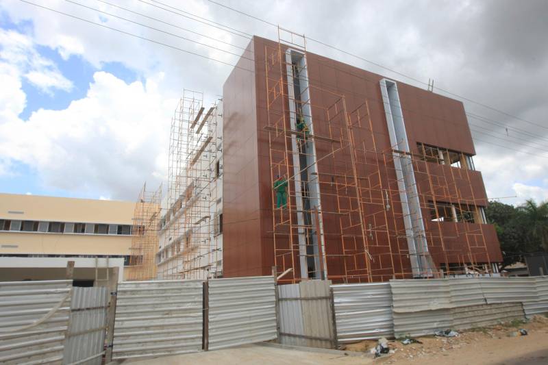 A região nordeste do Estado vai contar com mais uma opção em atendimento de saúde de alta complexidade em pouco tempo. O Governo do Estado está finalizando a execução dos serviços do moderno Hospital Regional Público dos Caetés (foto), no município de Capanema, que entra na fase final para repasse à Secretaria de Estado de Saúde Pública – Sespa, responsável pelo funcionamento da nova casa de saúde. A previsão da Secretaria de Obras para finalizar o projeto é até o final de 2018, somando investimentos de R$37 milhões - recursos do tesouro do estadual, sendo R$ 25 milhões para obras físicas e R$ 12 milhões para aquisição de equipamentos. Após a entrega do Hospital, não apenas a população de Capanema, mais de outros 17 municípios próximos passarão a contar com estrutura de atendimento médico com 60 leitos, sendo 10 de UTI adulto e outros 10 de UTI neonatal, além de consultórios, centro cirúrgico com três salas transfusional, laboratório e banco de leite, entre outros serviços médicos.
FOTO: SIDNEY OLIVEIRA / AG. PARÁ
DATA:17.10.2018
CAPANEMA - PARÁ
<div class='credito_fotos'>Foto: Sidney Oliveira/Ag. Pará | <a href='/midias/2018/originais/6fb9de52-0ad1-4329-b825-1defeda0c6a6.jpg' download><i class='fa-solid fa-download'></i> Download</a></div>