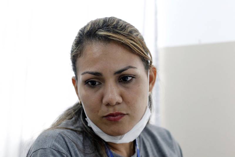 A Diretoria de Assistência Biopsicossocial da Superintendência do Sistema Penitenciário do Estado (Susipe) vem realizando um mutirão de atendimento médico e odontológico, vacinação e teste de HIV e sífilis nos presídios da Região Metropolitana de Belém (RMB), desde o mês de junho. Nesta quarta-feira (14), a ação ocorreu no Centro de Recuperação Penitenciário do Pará III (CRPP III), localizado no Complexo de Santa Izabel, na Região Metropolitana de Belém. Foram três dias de atendimento, que beneficiaram mais de 100 presos. Na foto, a enfermeira Mônica Nunes.
FOTO: AKIRA ONUMA/ASCOM SUSIPE
DATA: 15.11.2018
BELÉM - PARÁ <div class='credito_fotos'>Foto: Akira Onuma / Ascom Susipe | <a href='/midias/2018/originais/6fc45339-411f-45fc-8a25-b575188a216d.jpg' download><i class='fa-solid fa-download'></i> Download</a></div>