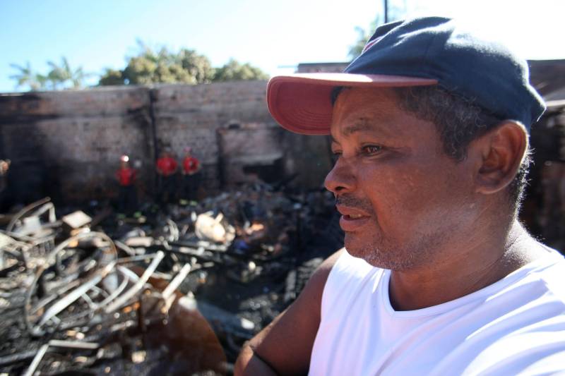 Equipes do Corpo de Bombeiros continuam o trabalho no local do incêndio que ocorreu nesta quinta-feira, 31, na passagem Serrão de Castro, próximo à avenida José Bonifácio, no bairro do Guamá, em Belém. Arinaldo Ribeiro Ferreira, de 53 anos (foto), morava em uma das casas que foram completamente destruídas pelo fogo. Ele, a esposa, três filhos e um neto ficaram desabrigados.
FOTO: MARCELO LELIS / AG. PARÁ
DATA: 01.06.2018
BELÉM - PARÁ <div class='credito_fotos'>Foto: Marcelo Lelis / Ag. Pará | <a href='/midias/2018/originais/6fc627a6-4863-40e8-ae19-78824f428f50.jpg' download><i class='fa-solid fa-download'></i> Download</a></div>