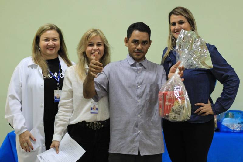 A Superintendência do Sistema Penitenciário do Estado (Susipe), por meio das diretorias de Assistência Biopsicossocial e de Reinserção Social, realizou nesta quinta-feira (13) a premiação do concurso de cartazes em alusão ao Dia "D" de Combate à Tuberculose – 15 de Dezembro -, instituído desde 2016 na Susipe. A data foi criada para ressaltar a necessidade de fomentar os procedimentos operacionais de controle da tuberculose e estabelecer um cronograma regular de atividades educativas em saúde (palestras, oficinas de arte e concursos), que sensibilize servidores e pessoas presas, para maior efetividade nas ações de controle da doença.

FOTO: AKIRA ONUMA / ASCOM SUSIPE
DATA: 13.12.2018
BELÉM - PARÁ <div class='credito_fotos'>Foto: Akira Onuma / Ascom Susipe   |   <a href='/midias/2018/originais/6fc95085-d226-4df7-a7b5-b489df3d7822.jpg' download><i class='fa-solid fa-download'></i> Download</a></div>