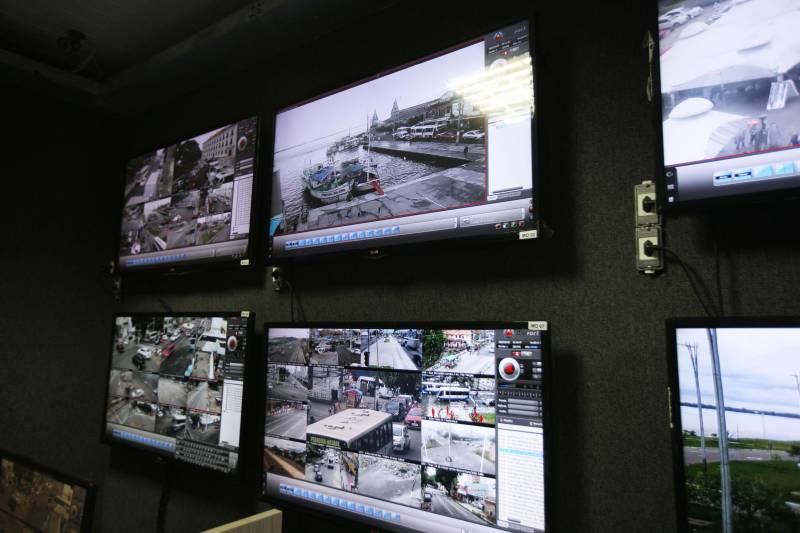Entre as medidas anunciadas, na última semana, pelo novo secretário de segurança pública do Estado, Luiz Fernandes Rocha, está o apoio à implantação e a expansão de sistemas de videomonitoramento (foto) nos municípios paraenses, em parceria com as prefeituras. Dentro desse projeto, que vai reforçar o combate à violência no Pará, o município de Oriximiná, no baixo Amazonas, irá receber, neste mês de março, 15 câmeras de videomonitoramento. O sistema já é usado pelo Centro Integrado de Operações ( Ciop) na Região Metropolitana de Belém (RMB), e em outros seis municípios paraenses. “A importância dessa expansão pelo interior é atender à demanda, principalmente das prefeituras e da população, para combater à criminalidade. Temos comprovada a eficiência do sistema de videomonitoramento que auxilia no combate à violência, especialmente com o registro de atitudes suspeitas e tráfico de drogas. Prever o local no qual vai acontecer o crime, não tem como, mas através desses indicativos, conseguimos identificar e atuar com maior eficácia”, garante o coordenadora do Ciop, Marcela Silveira.
FOTO: RODOLFO OLIVEIRA / AG. PARÁ
DATA: 28.02.2018
BELÉM - PARÁ <div class='credito_fotos'>Foto: Rodolfo Oliveira/Ag. Pará | <a href='/midias/2018/originais/6fcd53bb-efd8-4f29-bfb7-5558edb79b81.jpg' download><i class='fa-solid fa-download'></i> Download</a></div>