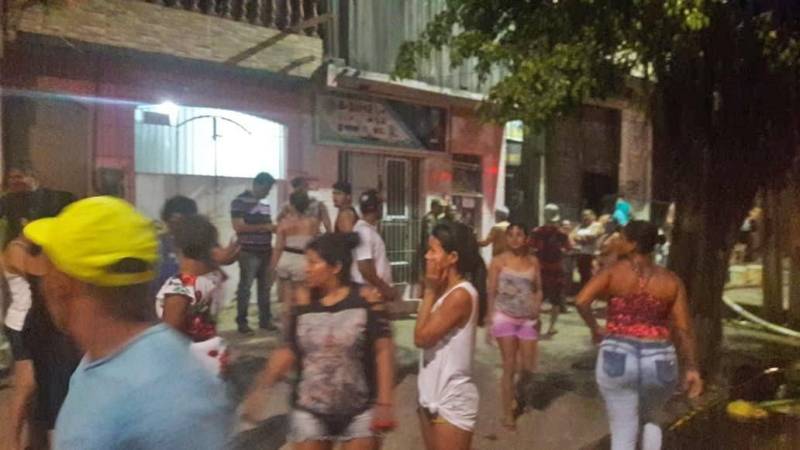 As famílias que perderam suas casas no incêndio (foto) ocorrido na última quinta-feira (31), no bairro do Guamá, serão beneficiadas com o Programa Cheque Moradia, coordenado pela Companhia de Habitação do Pará - Cohab. Segundo a diretora do Programa na Cohab, Ellen Guedes, nos próximos dias o benefício estará sendo entregue pela companhia em parceria com a Prefeitura de Belém, que se comprometeu em viabilizar a mão de obra para reconstrução das casas. O Cheque Moradia vai propiciar a compra do material de construção em estabelecimentos devidamente cadastrados junto à Secretaria de Estado da Fazenda  (Sefa).

FOTO: ASCOM / COHAB
DATA: 04.06.2018
BELÉM - PARÁ <div class='credito_fotos'>Foto: ASCOM COHAB   |   <a href='/midias/2018/originais/6fcf9bbb-fa7c-4eef-b82a-1ba40178ae1d.jpg' download><i class='fa-solid fa-download'></i> Download</a></div>