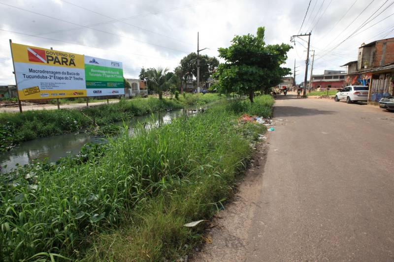 Mais de 130 benfeitorias que foram construídas de maneira irregular sobre o canal do Tucunduba foram retiradas para dar início às obras da segunda etapa do projeto de saneamento integrado da bacia do Tucunduba, que vai beneficiar 250 mil moradores dos bairros de Canudos, Guamá, Terra Firme e Marco.
FOTO: RODOLFO OLIVEIRA / AG. PARÁ
DATA: 16.05.2018
BELÉM - PARÁ <div class='credito_fotos'>Foto: Rodolfo Oliveira/Ag. Pará | <a href='/midias/2018/originais/6fd06e69-069d-4a66-879f-a8433666bbb0.jpg' download><i class='fa-solid fa-download'></i> Download</a></div>