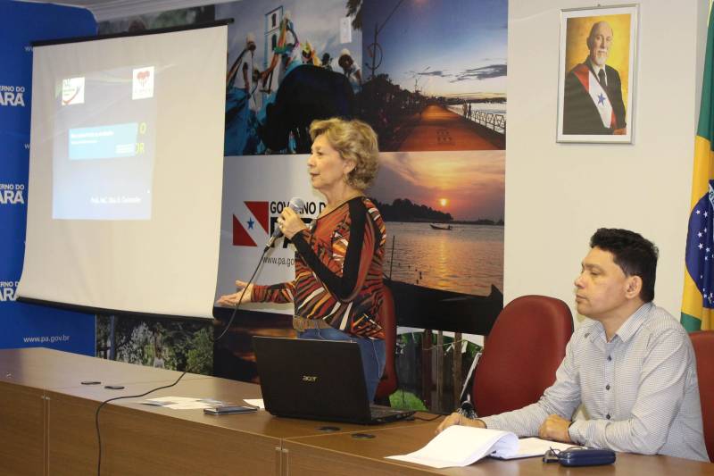 Disseminar conhecimento para transformação da realidade social das comunidades, essa é a missão da Incubadora de Projetos Sociais da Universidade Federal do Pará (UFPA), que esteve na manhã dessa quarta-feira, 30, no auditório da Casa Civil, em Belém, para o lançamento do projeto “Bate-Papo com o terceiro setor”, promovido pelo Núcleo de Articulação e Cidadania (NAC) do Estado. Na foto, a professora mestra Fíbia Guimarães.

FOTO: RUAN MORAES / ASCOM NAC
DATA: 30.05.2018
BELÉM - PARÁ <div class='credito_fotos'>Foto: RUAN MORAES / ASCOM NAC   |   <a href='/midias/2018/originais/6fd13464-e538-4637-9c80-e260dc19f120.jpg' download><i class='fa-solid fa-download'></i> Download</a></div>