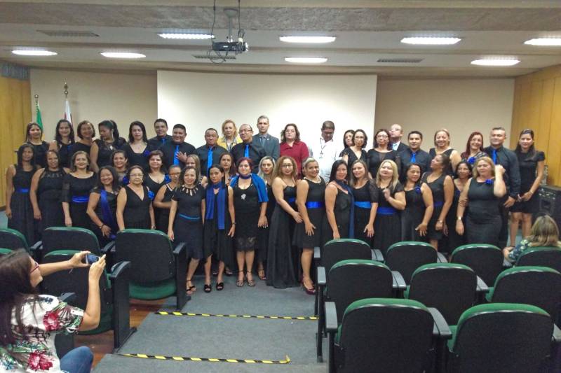 Sessenta e seis alunos da terceira e quarta turmas do curso Técnico em Secretaria Escolar foram certificados na manhã desta segunda-feira, em Belém. A formação foi oferecida pelo Governo do Estado, por meio do Instituto de Formação Profissional e Superior (Iseg) e da Escola de Governança Pública do Estado (EGPA). A cerimônia ocorreu no auditório da autarquia e contou com a presença da secretária de estado de administração, Alice Viana, que representou o governador Simão Jatene.
FOTO: ASCOM / EGPA
DATA: 26.03.2018
BELÉM - PARÁ <div class='credito_fotos'>Foto: ASCOM EGPA | <a href='/midias/2018/originais/6fde2f82-e4b4-4c7b-863d-10ada0cfbb3c.jpg' download><i class='fa-solid fa-download'></i> Download</a></div>