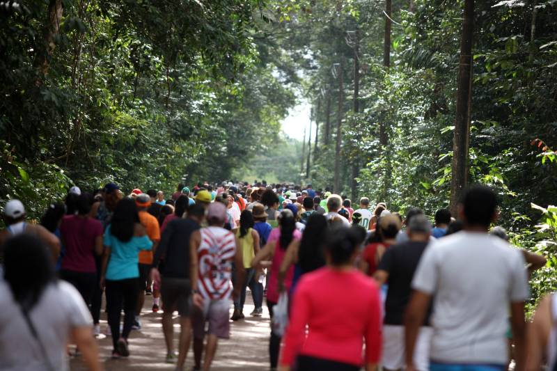 Uma reabertura feita a milhares de mãos. A fita inaugural colocada no inicio da trilha principal do Parque do Utinga foi rompida por mais de cinco mil pessoas ansiosas pelo inicio da caminhada, marcando o segundo dia da programação de reabertura do mais novo espaço paraense de lazer e interatividade com a natureza.
FOTO: SIDNEY OLIVEIRA / AG. PARÁ
DATA: 17.03.2018
BELÉM - PARÁ <div class='credito_fotos'>Foto: Sidney Oliveira/Ag. Pará | <a href='/midias/2018/originais/6fe04163-3ed1-4ddf-8856-e466456ae528.jpg' download><i class='fa-solid fa-download'></i> Download</a></div>