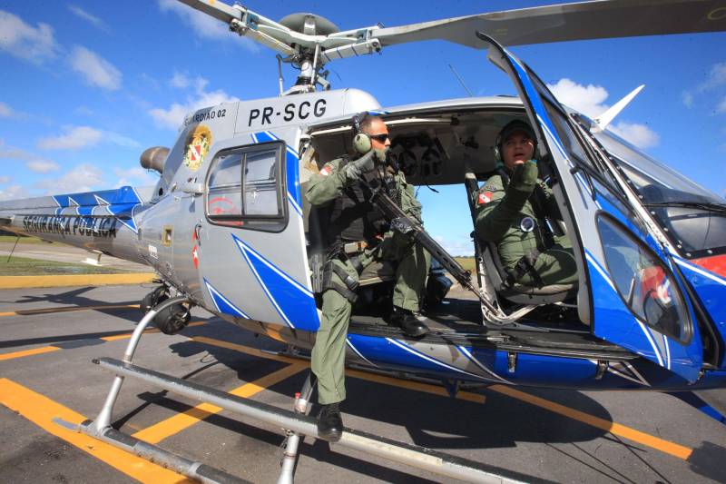 “Devo a vida do meu filho à atuação do Graesp (Grupamento Aéreo de Segurança Pública, na foto). Se não fosse pelo empenho deles no resgate, o João não teria resistido”. O depoimento emocionado é do sargento da Polícia Militar do Pará, Marcelo Serrano. Em abril do ano passado, o filho dele, João Marcel, então com 3 anos, perfurou o pulmão depois de cair de uma ponte. O acidente foi no município de São Sebastião da Boa Vista, no Marajó. Na ocasião, o Graesp foi acionado e iniciou o resgate da criança em direção a Belém. Em uma corrida contra o tempo, 40 minutos depois o menino começava a ser atendido em um hospital na capital. Se o transporte tivesse sido de barco, como normalmente ocorre na região, levaria oito horas e, pela gravidade da situação, o pequeno Marcel não teria resistido.

FOTO: RODOLFO OLIVEIRA / AG. PARÁ
DATA: 21.05.2018
BELÉM - PARÁ <div class='credito_fotos'>Foto: Rodolfo Oliveira/Ag. Pará   |   <a href='/midias/2018/originais/6fea5a77-fd14-49f4-b007-0669b10ab4bc.jpg' download><i class='fa-solid fa-download'></i> Download</a></div>