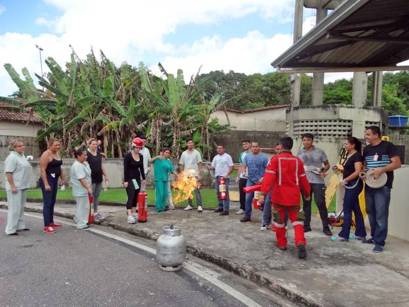 Segurança e prevenção. Essas são palavras que vão ficar na cabeça dos colaboradores do Hospital Público Estadual Galileu (HPEG), localizado em Belém (PA), que fazem parte da brigada de incêndio da unidade. O treinamento (foto), com carga horária de 20h, foi iniciado no dia 24 e encerrou nesta sexta-feira (27) com o técnico em Segurança do Trabalho e bombeiro civil, Jean Farias, e a técnica de enfermagem e bombeira civil, Alessandra Rodrigues. “Neste curso, o diferencial foi ensinarmos sobre primeiros socorros e plano de abandono da unidade, também estamos treinando a brigada para combater princípios de incêndio para que, caso ocorra um sinistro, o fogo não se alastre”, explicou a bombeira civil, Alessandra Rodrigues.
FOTO: ASCOM / HPEG
DATA: 27.04.2018
BELÉM - PARÁ <div class='credito_fotos'>Foto: ASCOM / HPEG | <a href='/midias/2018/originais/6fef7483-c3a2-4b31-8962-6b35f14a49bd.jpg' download><i class='fa-solid fa-download'></i> Download</a></div>