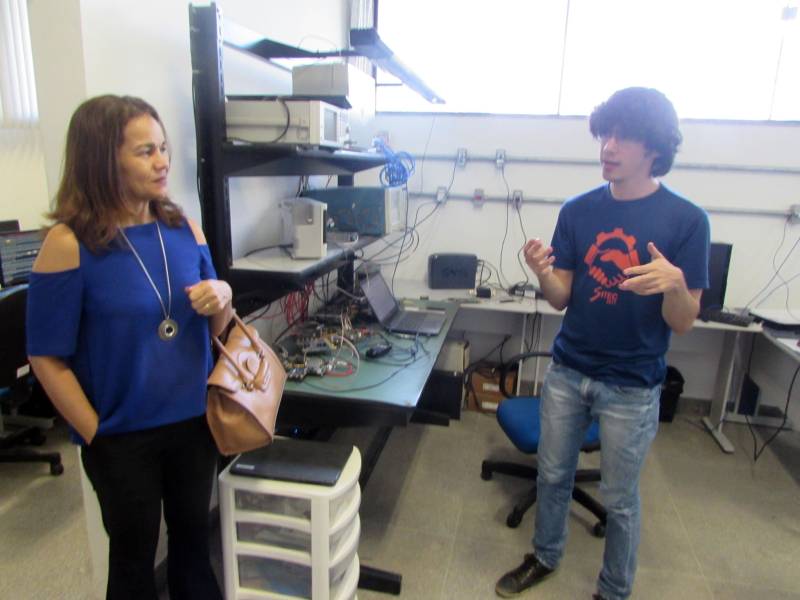 Empresários paraenses do setor da Tecnologia da Informação (TI) conheceram as instalações do Parque de Ciência e Tecnologia (PCT) Guamá, nesta quarta-feira (9). A visita foi mediada pela secretária adjunta da Secretaria de Estado de Ciência, Tecnologia e Educação Profissional e Tecnológica (Sectet), Maria Amélia Enríquez (e). De acordo com a secretária, a proposta da visita foi apresentar aos empresários do ramo de TI, o potencial do PCT enquanto espaço ideal para pequenos e grandes negócios e parceiro em pesquisa e desenvolvimentos para aqueles empreendimentos que desejam inovar no setor. “Queremos, cada vez mais, fazer a articulação entre o Parque e os empresários, e uma visita como essa, com os empreendedores conhecendo as instalações do espaço presencialmente, fortalece esse objetivo”, destacou a secretária.
FOTO: ASCOM / PCT GUAMÁ
DATA: 09.05.2018
BELÉM - PARÁ <div class='credito_fotos'>Foto: ASCOM / PCT GUAMÁ | <a href='/midias/2018/originais/6ff08d33-ce2d-4cf9-8dc1-b07b9b1ac4da.jpg' download><i class='fa-solid fa-download'></i> Download</a></div>