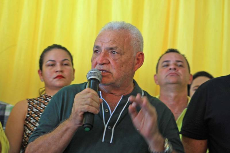 A agenda de fortalecimento das gestões municipais por meio da integração entre governo do Estado e prefeituras teve novo capítulo nesta segunda-feira (4) em Bragança, no nordeste do Pará, com a celebração de convênios que viabilizam obras e serviços nas áreas de infraestrutura e educação. A secretária extraordinária de Municípios Sustentáveis, Izabela Jatene, cumpriu agenda no município, pela manhã, ao lado de deputados federais e estaduais e autoridades locais. Na ocasião, ela entregou 16 novas viaturas para a Polícia Militar, para reforçar o trabalho de segurança pública na região. A cerimônia de assinatura dos convênios ocorreu no salão paroquial da comunidade Imaculada Conceição, às margens da Rodovia PA-112. “O governo do Estado está aqui hoje para cumprir mais uma agenda que tem como objetivo garantir autonomia às gestões municipais por meio da pactuação com o Estado. Vale lembrar que isso só é possível porque o Pará tem contas equilibradas que permitem que os investimentos não parem e porque Bragança está com a situação fiscal em dia. E, claro, porque vocês pagaram seus impostos”, frisou Izabel Jatene. Na foto, o prefeito de Bragança, Raimundo de Oliveira.

FOTO: RODOLFO OLIVEIRA / AG. PARÁ
DATA: 04.06.2018
BELÉM - PARÁ <div class='credito_fotos'>Foto: Rodolfo Oliveira/Ag. Pará   |   <a href='/midias/2018/originais/6ff9927f-bd6a-4b0b-ada4-3676e3c6506e.jpg' download><i class='fa-solid fa-download'></i> Download</a></div>