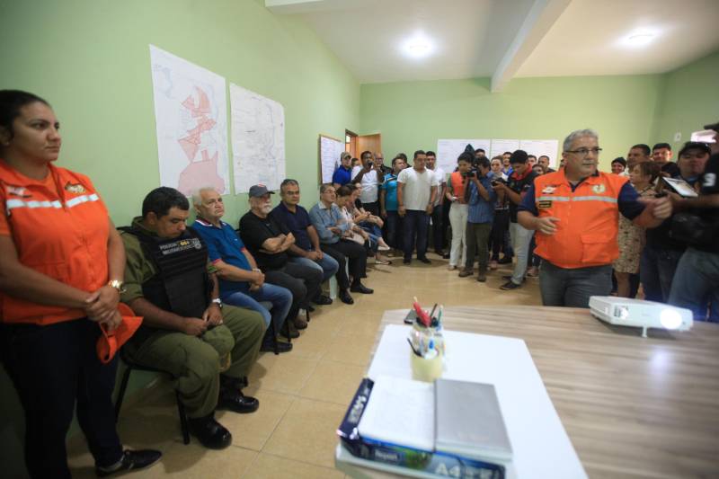 O governador Simão Jatene está no município de Bragança, nordeste do Estado, neste sábado (19), para visitar algumas das localidades atingidas pelas enchentes provocadas pelas chuvas do início da semana. A Defesa Civil Estadual está articulando as secretarias de Estado para atender às pessoas afetadas pelos alagamentos. Até o momento são três famílias desabrigadas e mais de três mil pessoas afetadas, principalmente na comunidade de Maranhãozinho. A prefeitura decretou estado de alerta. Uma sala de situação foi montada no município para o gerenciamento das ações que atendem às famílias. Na foto, o governador está no município acompanhado do secretário de segurança Luiz Fernandes Rocha, do coordenador da Defesa Civil, Cel Francisco Cantuária, do prefeito Raimundo Oliveira e autoridades municipais.
FOTO: RODOLFO OLIVEIRA / AG. PARÁ
DATA: 19.05.2018
BRAGANÇA - PARÁ <div class='credito_fotos'>Foto: Rodolfo Oliveira/Ag. Pará | <a href='/midias/2018/originais/700d6c31-2905-46e1-a6bd-15fc396aea48.jpg' download><i class='fa-solid fa-download'></i> Download</a></div>