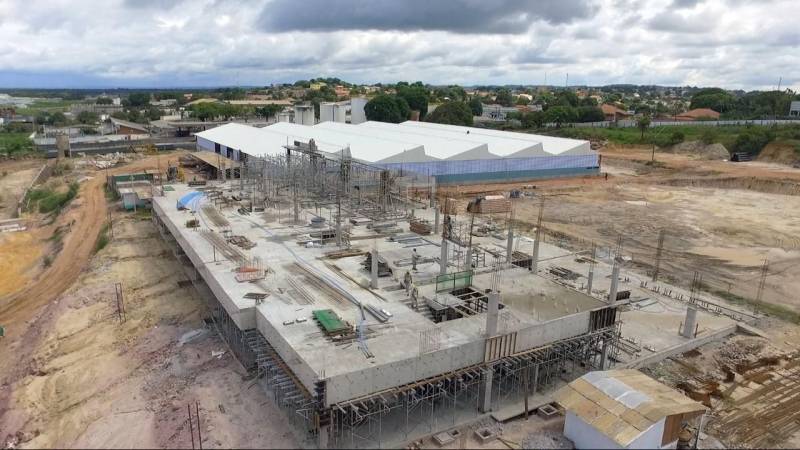 As obras em terminais hidroviários de cargas e passageiros que estão sendo realizadas pelo Governo do Estado, por meio da Companhia de Portos e Hidrovias (CPH), têm recursos assegurados para a continuidade e conclusão. De acordo com a CPH, cerca de R$ 85 milhões foram contratados em operação de crédito junto a Caixa Econômica Federal. As obras trarão benefícios diretos a mais de 400 mil pessoas em seis municípios da região Oeste do Pará (Curuá, Almeirim, Prainha, Faro, Terra Santa e Santarém - área urbana e zona rural - distrito de Santana do Tapará). O presidente da CPH, Haroldo Bezerra, informou, conforme demonstração da Secretaria de Estado de Planejamento (Seplan), na plenária regionalizada para elaboração da Lei Orçamentária Anual (LOA), realizada em setembro deste ano, em Santarém, que há recursos para continuidade e conclusão de todas as obras, garantidos no Orçamento Geral do ano de 2019. Na foto, obras no terminal da cidade de Santarém.

FOTO: ASCOM / CRGBA
DATA: 20.11.2018
SANTARÉM - PARÁ <div class='credito_fotos'>Foto: SAMUEL ALVARENGA / ASCOM CRGBA   |   <a href='/midias/2018/originais/70107ba2-2d4e-4eea-b79a-31ec33e1404f.jpg' download><i class='fa-solid fa-download'></i> Download</a></div>