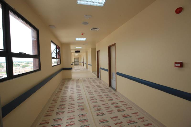 “A população de Itaituba vai contar com uma estrutura fora do comum em hospitais públicos do Brasil”. A afirmação é do engenheiro Gustavo Garoli, gerente geral da obra do Hospital Regional do Tapajós, no município de Itaituba, que está com a estrutura 95% concluída. O hospital que fica na região sudoeste do Estado deve beneficiar, além de cerca de 100 mil itaitubenses, moradores de nove municípios vizinhos.

FOTO: MÁCIO FERREIRA / AG. PARÁ
DATA: 19.12.2018
ITAITUBA - PARÁ <div class='credito_fotos'>Foto: MÁCIO FERREIRA/ AG. PARÁ   |   <a href='/midias/2018/originais/70138627-729f-44f5-be86-9abf677cf559.jpg' download><i class='fa-solid fa-download'></i> Download</a></div>