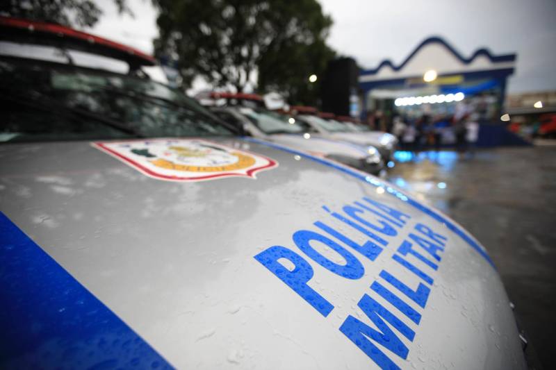 O Governo do Pará garante mais investimentos em segurança, infraestrutura e regularização fundiária ao município de Capanema, no nordeste paraense. Na noite desta segunda-feira (4) foram entregues novas viaturas para a Polícia Militar (foto) e assinados convênios e ordens de serviço para novas obras na cidade.

FOTO: MÁCIO FERREIRA / AG. PARÁ
DATA: 04.06.2018
CAPANEMA - PARÁ <div class='credito_fotos'>Foto: MÁCIO FERREIRA/ AG. PARÁ   |   <a href='/midias/2018/originais/70180806-0b0d-4ffe-abdf-d34b7f271a46.jpg' download><i class='fa-solid fa-download'></i> Download</a></div>