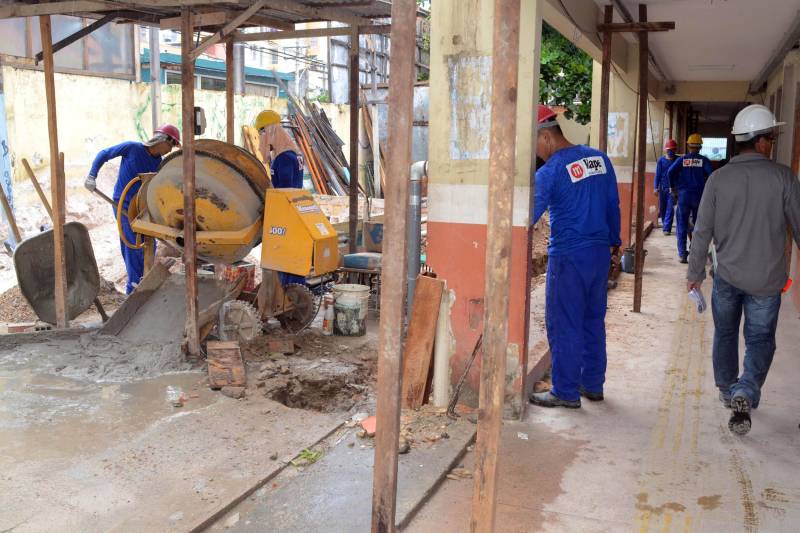 A Secretaria de Estado de Educação vai autorizar, nesta quinta-feira (8), 22 novas obras de reforma e ampliação de escolas localizadas em Belém e no interior do Estado. É mais uma etapa do Programa de Melhoria da Qualidade e Expansão da Educação Básica, financiado com recursos do Banco Interamericano de Desenvolvimento (BID) e do Tesouro do Estado. O pacote representa investimento total de 53,710 milhões de reais. As obras fazem parte, também, da agenda prioritária do Programa Municípios Sustentáveis, que nesta quarta-feira (7), iniciou a terceira reunião do Fórum Permanente de Prefeitas e Prefeitos dos Municípios Sustentáveis. Com um programa que inclui conferências, painéis e entregas de ambulâncias, entre outras atividades, o evento, presidido pelo governador Simão Jatene, reúne em Belém secretários de Estado e prefeitos. Na foto, reforma na escola estadual Pinto Marques.
FOTO: FERNANDO NOBRE / ASCOM SEDUC
DATA: 07.02.2018
BELÉM - PARÁ <div class='credito_fotos'>Foto: FERNANDO NOBRE/ASCOM SEDUC | <a href='/midias/2018/originais/70182a31-333d-41d6-a646-85ecb6ab3d5b.jpg' download><i class='fa-solid fa-download'></i> Download</a></div>