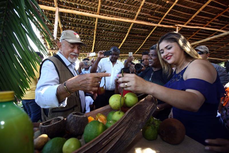 “Ter a posse da terra é a certeza de que nunca iremos perder o nosso direito, que nossos filhos e nossos netos poderão dar continuidade a nossa história em segurança. Foram anos de luta até chegar esse dia, agraciados com a assinatura do nosso título de terra. Só temos a agradecer a todos que fizeram parte disso e a cada um que lutou junto para que hoje isso se tornasse realidade”. A fala emocionada foi de seu Mário Araújo Silva, presidente da Associação Remanescente de Quilombo Espírito Santo, localizada no município do Acará, no nordeste do Estado. Ele assinou, neste sábado (24), junto com o governador Simão Jatene, o título que dá a posse da terra a comunidade. A fala do presidente traduz o sentimento das dezenas de famílias que moram no local, que agora tem a posse legítima do local onde seus antepassados viveram. “Sou filho de mãe negra. Nasci aqui como minha vó, bisavó, que fazem parte da história dessa comunidade que já existe a mais de 300 anos. Na foto, a prefeita do Acará, Amanda Martins (azul).
FOTO: SIDNEY OLIVEIRA / AG. PARÁ
DATA: 24.03.2018
ACARÁ - PARÁ <div class='credito_fotos'>Foto: Sidney Oliveira/Ag. Pará | <a href='/midias/2018/originais/7027ceed-b876-4bd3-8454-2b369f5d4435.jpg' download><i class='fa-solid fa-download'></i> Download</a></div>