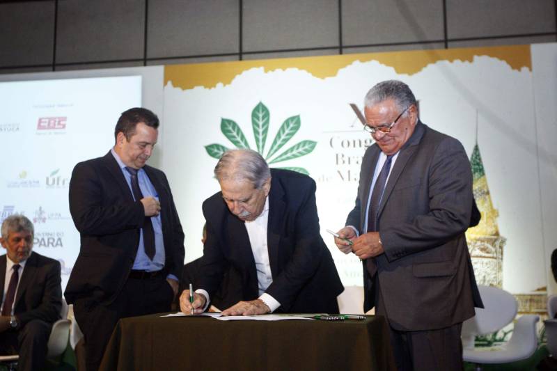 Autoridades, cientistas, empresários e produtores rurais participaram, na noite desta segunda-feira (12), no Hangar Convenções e Feiras da Amazônia, da abertura do XVII Congresso Brasileiro de Mandioca e do II Congresso Latino-Americano e Caribenho de Mandioca, os dois mais importantes eventos voltados à mandiocultura no Brasil e no continente, que ocorrem pela primeira vez no Pará. Na foto, o secretário de Estado de Desenvolvimento Agropecuário e da Pesca, Giovanni Queiroz.
FOTO: THIAGO GOMES / AG. PARÁ
DATA: 12.03.2018
BELÉM - PARÁ <div class='credito_fotos'>Foto: Thiago Gomes /Ag. Pará | <a href='/midias/2018/originais/7039f192-43cb-49e2-8089-c2dbcfa73d44.jpg' download><i class='fa-solid fa-download'></i> Download</a></div>