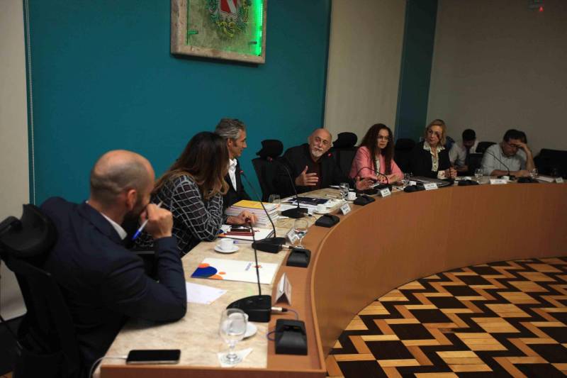Representantes de secretarias de Estado, prefeituras e parceiros estratégicos estiveram reunidos na tarde desta sexta-feira (16), para discutir os avanços na melhoria da gestão fiscal dos municípios paraenses durante a primeira Reunião de Governança do Programa Juntos, da Comunitas. Na oportunidade foi apresentado um balanço dos resultados obtidos por meio de treinamentos na área realizados com o apoio da organização. O encontro ocorreu no Palácio do Governo, em Belém.
FOTO: ANTONIO SILVA / AG. PARÁ
DATA: 16.03.2018
BELÉM - PARÁ <div class='credito_fotos'>Foto: Antônio Silva/Ag. Pará | <a href='/midias/2018/originais/7039fe9e-4721-4cd5-ba91-d884c44b02ba.jpg' download><i class='fa-solid fa-download'></i> Download</a></div>