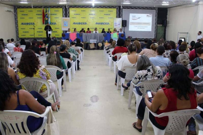 Na manhã desta quarta-feira (13) cerca de 200 pessoas participaram da abertura de mais uma edição do Projeto Família e Cidadania (foto), no auditório da Secretaria Municipal de Educação de Ananindeua (Semed), no Bairro da Guanabara, em Ananindeua (Região Metropolitana de Belém). O evento – que prossegue até sexta-feira (15) - foi aberto por representantes dos órgãos parceiros do projeto, entre eles Daniele Khayat, diretora-geral do Núcleo de Articulação e Cidadania (NAC), do governo do Estado. Ao destacar como o projeto melhora a vida das pessoas, Daniele Khayat disse que “hoje a sociedade realmente vem enfrentando muitas dificuldades, e eu digo isso diante do que estamos presenciando nas escolas, na área de saúde e em várias outras áreas. Com esse projeto temos um grande desafio, que é a educação familiar, pois a base da sociedade é a família, é o núcleo, e o projeto vem dando esse empoderamento às famílias”.

FOTO: ASCOM / NAC
DATA: 13.06.2018
BELÉM - PARÁ <div class='credito_fotos'>Foto: Ascom NAC   |   <a href='/midias/2018/originais/703bf84d-48b9-42f5-bef1-61fac302d70f.jpg' download><i class='fa-solid fa-download'></i> Download</a></div>