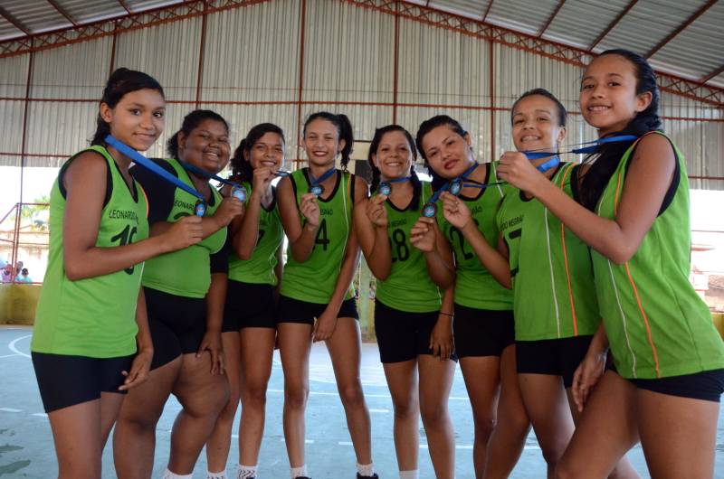 A Regional Mocajuba dos Jogos Estudantis Paraenses (JEPs), que ocorreu de 16 a 20 deste mês reunindo municípios do Baixo Tocantins, foi encerrada com festa no final de semana, pelos atletas que garantiram vagas na Etapa Estadual da competição, marcada para o período de 19 a 22 de junho, na Arena Guilherme Paraense, em Belém, com as finais transmitidas ao vivo pela TV Cultura do Pará. Na foto, o ouro no basquetebol feminino, categoria B, foi conquistado pelas alunas da Escola Estadual de Ensino Médio Professor Leonardo Negrão, de Abaetetuba.
FOTO: ELISEU DIAS / ASCOM SEDUC
DATA: 20.05.2018
MOCAJUBA - PARÁ <div class='credito_fotos'>Foto: Eliseu Dias / Ascom Seduc | <a href='/midias/2018/originais/704c3e0f-0192-4432-adec-83071034f923.jpg' download><i class='fa-solid fa-download'></i> Download</a></div>