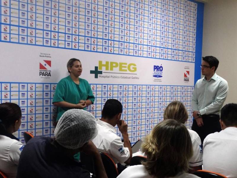 Com o objetivo de preparar os funcionários que fazem parte da Brigada de Incêndio, contribuindo para a prevenção e o combate a esse tipo de ocorrência, o Hospital Público Estadual Galileu (HPEG), em Belém, entregou nesta quinta-feira (7) os certificados de conclusão aos 26 participantes do curso de Brigada de Incêndio, promovido em abril deste ano, com carga horária de 20 h. O diretor-geral do Hospital Galileu, Saulo Mengarda, ressaltou a importância da capacitação contínua oferecida aos brigadistas da unidade. “Essa Brigada é muito importante para todos nós dentro do hospital, porque no Brasil precisamos reforçar essa cultura de prevenção, de estarmos preparados para uma situação de emergência, e não agir apenas quando o sinistro já ocorreu. E como não estamos habituados a situações de emergência, é preciso treinar para estarmos preparados”, frisou. Na foto, a técnica de Enfermagem Nadjany Rodrigues (e).
FOTO: ASCOM / HPEG
DATA: 07.06.2018
BELÉM - PARÁ <div class='credito_fotos'>Foto: ASCOM / HPEG | <a href='/midias/2018/originais/706161fb-5f59-41aa-8a6c-20ef4b0dbfe6.jpg' download><i class='fa-solid fa-download'></i> Download</a></div>