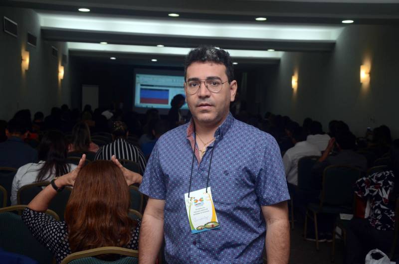 Dirigentes de instituições de ensino da rede pública participaram, nesta quinta-feira (5), do Fórum Extraordinário da União Nacional dos Dirigentes Municipais de Educação (UNDIME), em Belém. Na foto, o secretário de educação de Redenção, Vanderly Moreira.
FOTO: ELISEU DIAS / ASCOM SEDUC
DATA: 05.07.2018
BELÉM - PARÁ <div class='credito_fotos'>Foto: Eliseu Dias / Ascom Seduc | <a href='/midias/2018/originais/7062f814-7f2c-4770-9ec7-8990ee3fcf54.jpg' download><i class='fa-solid fa-download'></i> Download</a></div>