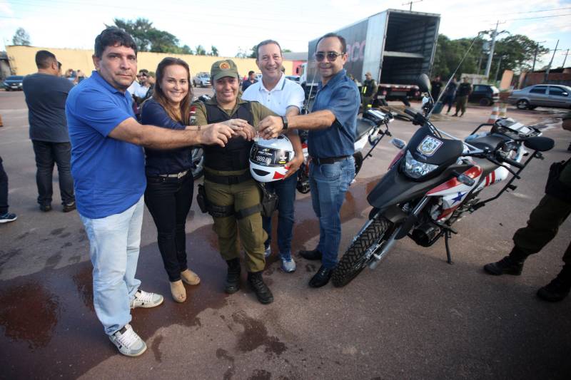 Os batalhões de Policiamento da PM de Barcarena e Abaetetuba (foto), no Baixo Tocantins, receberam na tarde desta quinta-feira (21), 14 viaturas e 20 motocicletas para o reforço da segurança pública nas cidades. Os dois municípios pertencem ao Comando de Policiamento Regional IX, que realiza o policiamento em 10 municípios da região. O CPR IX também está formando 134 novos policias que deverão ser integrados ao policiamento no mês de julho. Participaram da entrega o comandante geral da PM, coronel Hilton Benigno, o presidente da Assembleia Legislativa do Pará (Alepa), deputado estadual Márcio Miranda e os deputados Ana Cunha e Celso Sabino. O coronel Hilton Benigno comentou que toda a frota de veículos da PM foi renovada. “A renovação traz melhores condições de trabalho ao policial”, afirmou.
FOTO: THIAGO GOMES / AG. PARÁ
DATA: 21.06.2018
ABAETETUBA- PARÁ <div class='credito_fotos'>Foto: Thiago Gomes /Ag. Pará | <a href='/midias/2018/originais/706840a8-94a2-4c5b-9f06-b5d185841856.jpg' download><i class='fa-solid fa-download'></i> Download</a></div>
