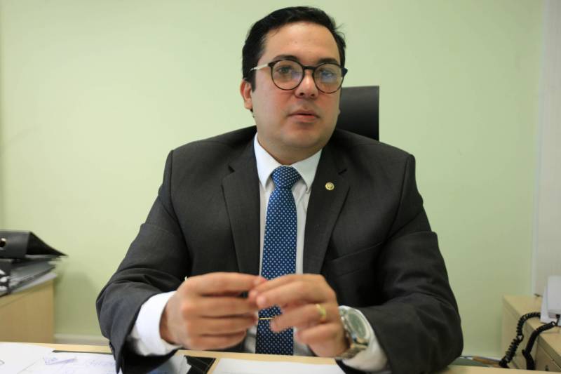 No caso da Defensoria Pública do Estado, por exemplo, a prioridade é atender aquele cidadão que, além de ter enfrentado problemas na relação de consumo, é considerado vulnerável, ou seja, pessoa que receba até três salários mínimos, ou que não tenha condições de responder sozinha por suas demandas. O defensor público e diretor do Núcleo do Consumidor da Defensoria Pública do Estado (Nucon), Cássio Bittar (foto), explica essas condições.
FOTO: CARLOS SODRÉ / AG. PARÁ
DATA: 15.03.2018
BELÉM - PARÁ <div class='credito_fotos'>Foto: CARLOS SODRÉ / AG. PARÁ | <a href='/midias/2018/originais/707096d6-fb89-44b1-a8ac-11efc9dc816f.jpg' download><i class='fa-solid fa-download'></i> Download</a></div>