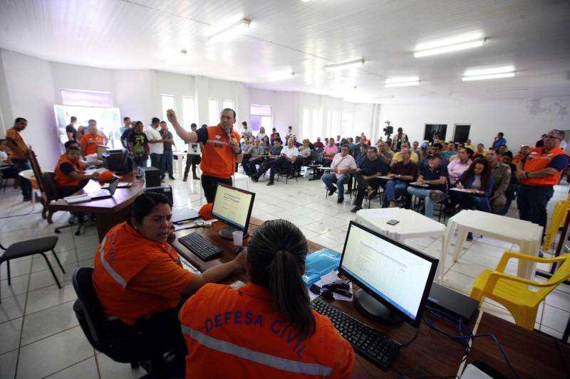 O Governador do Pará, Simão Jatene, esteve durante esta sexta-feira (13) no município de Paragominas. Além de visitar as áreas afetadas pela enxurrada que ocorreu na madrugada da quinta-feira (12), ele conversou com moradores atingidos, reuniu com autoridades municipais, secretários de estado, com o Corpo de Bombeiros e a Defesa Civil para traçar as metas e ações a serem cumpridas para restabelecer a normalidade na cidade. A forte enxurrada, que durou toda a madrugada, alagou cerca de 40% da cidade e atingiu 350 famílias. Até o momento, 13 locais foram adequados para funcionar como abrigo, entre escolas, associações, ginásios, entre outros, para receber desabrigados e desalojados.

FOTO: SIDNEY OLIVEIRA / AG. PARÁ
DATA: 13.04.2018
PARAGOMINAS - PARÁ <div class='credito_fotos'>Foto: Sidney Oliveira/Ag. Pará   |   <a href='/midias/2018/originais/707b79a5-476d-4cc2-80dd-486ca7fc032b.jpg' download><i class='fa-solid fa-download'></i> Download</a></div>