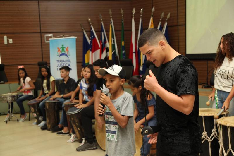 A culminância do Projeto Direitos Humanos em Cena e do Programa Trabalho Justiça e Cidadania (TJC), desenvolvidos com alunos da rede pública de ensino de Belém, ocorreu na manhã desta terça-feira (20). As ações são realizadas pelo Governo do Pará, por meio da Secretaria de Estado de Justiça e Diretos Humanos (Sejudh)/Coordenadoria de Enfrentamento ao Tráfico de Pessoas e ao Trabalho Escravo, em parceria com o Tribunal de Justiça do Pará e Associação dos Magistrados da Justiça do Trabalho (Amatra 8).
FOTO: WAGNER ALMEIDA / ASCOM SEJUDH
DATA: 20.11.2018
BELÉM - PARÁ
<div class='credito_fotos'>Foto: Wagner Almeida/ Ascom Sejudh | <a href='/midias/2018/originais/707f6a52-ac7f-4d76-bba6-0ce932fbf014.jpg' download><i class='fa-solid fa-download'></i> Download</a></div>