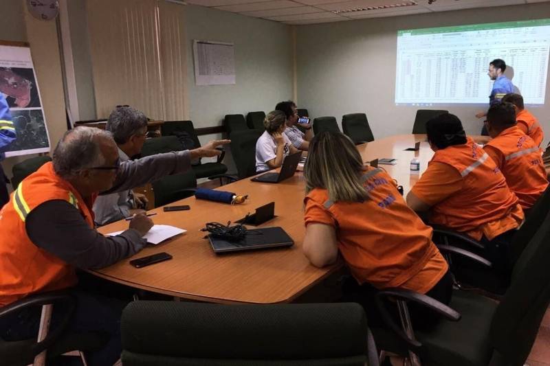 O governo do Estado intensificou as ações nas comunidades do município de Barcarena, no nordeste paraense, afetadas pela contaminação constatada pelo Instituto Evandro Chagas (IEC), no entorno da área de atuação da empresa Hydro. A força-tarefa de órgãos estaduais em parceria com a prefeitura municipal seguiu neste domingo (25), com a continuação do cadastramento de famílias, levantamento de possíveis problemas de saúde decorrentes da situação e distribuição de água potável, medidas emergenciais determinadas pelo Grupo de Trabalho do Governo do Estado. Ao todo, 30 profissionais da saúde, entre agentes de endemias e de saúde, além de 16 assistentes sociais, agentes da Defesa Civil, entre outros profissionais do Estado e Município atuam nos últimos dias nas comunidades de Bom Futuro, Vila Nova e Bujaruba. As equipes estão em campo para mapear e identificar as necessidades das famílias que residem nesses locais e que tipo de impacto que elas podem ter sofrido.
FOTO: LIDIANE SOUZA / SECOM
DATA:25.02.2018
BARCARENA - PARÁ
<div class='credito_fotos'>Foto: LIDIANE SOUZA / SECOM | <a href='/midias/2018/originais/70937be3-d3c1-49d2-a107-82f2cd5cb382.jpg' download><i class='fa-solid fa-download'></i> Download</a></div>