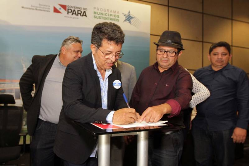 O primeiro dia do Fórum Permanente de Prefeitas e Prefeitos dos Municípios Sustentáveis contou com a participação de 85 prefeitos , 17 vices e 21 secretários municipais dos 141 municípios manifestaram interesse em adotar as diretrizes do programa. Para o governador Simão Jatene, esta grande participação simboliza a união de agentes públicos que colocaram os interesses coletivos acima dos interesses individuais para construir um estado melhor para todos. Com o tema “Gestão Compartilhada”, o evento traz as experiências e os desdobramentos das agendas governamentais que foram planejadas em parceria com as gestões municipais. Através da Secretaria Extraordinária de Municípios Sustentáveis (Semsu) Governo do Pará, por meio da Semsu, investe na capacitação dos municípios para a promoção de uma gestão fiscal eficiente. Para Izabela Jatene, este primeiro dia serviu para sinalizar o quanto os gestores estão preocupados com o equilíbrio da questão fiscal dos municípios e em desenvolver uma governança compartilhada para desenvolver seus municípios.
FOTO: CRISTINO MARTINS / AG. PARÁ
DATA: 07.02.2018
BELÉM - PARÁ <div class='credito_fotos'>Foto: Cristino Martins/Ag. Pará | <a href='/midias/2018/originais/70945436-09ba-4f9f-ab30-a8051c27762e.jpg' download><i class='fa-solid fa-download'></i> Download</a></div>